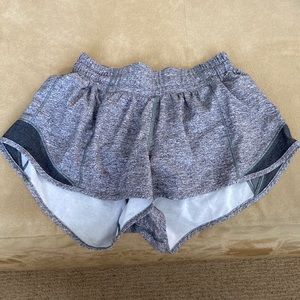 LULULEMON HOTTY HOT SHORTS 2.5” SIZE 2
